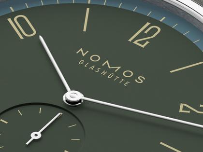 Nomos Glashütte Tangente 38 Datum "175 Years Watchmaking - Lakritze" Handaufzug Edelstahl graues Zifferblatt graues Textilband Glasboden – Herrenuhren Uhr mit Datum aus Edelstahl. Das Gehäuse ist rund und silber. Das Textilarmband ist grau. Das Zifferblatt ist arabisch Index und grau. – Ansicht 4