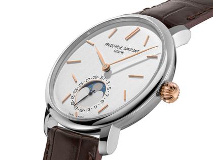 Frederique Constant Manufacture Slimline Moonphase Date Automatik Edelstahl 42mm silbernes Zifferblatt braunes Lederband limitiert – Herrenuhren Uhr mit Datum aus Edelstahl und Leder. Das Gehäuse ist rund und silber. Das Lederarmband Kroko / Alligator ist braun. Das Zifferblatt ist ein Index in silber. – Ansicht 3