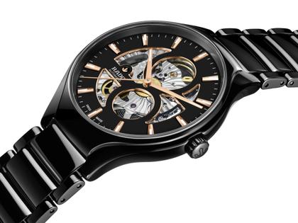 Rado True Round Automatic Open Heart Keramik 40mm schwarzes Zifferblatt schwarzes Keramikband – Herrenuhren Uhr ohne Datum aus Keramik und Titan. Das Gehäuse ist rund und schwarz. Das Keramikarmband ist schwarz. Das Zifferblatt ist ein Index in schwarz. – Ansicht 2