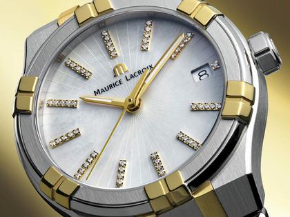 Maurice Lacroix Aikon Quartz Duotone Edelstahl 35mm weißes Zifferblatt zweifarbiges Metallband – Damenuhren Uhr mit Datum aus Edelstahl, PVD beschichtet und vergoldet. Das Gehäuse ist rund und silber-roségold. Das vergoldetes Edelstahlarmband ist silber-gelbgold. Das Zifferblatt ist ein Index in weiß. – Ansicht 2