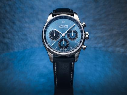 Union Glashütte Belisar Chronograph Automatik Edelstahl 40mm blaues Zifferblatt schwarzes Lederband – Herrenuhren Chronograph aus Edelstahl und Leder. Das Gehäuse ist rund und silber. Das Lederarmband ist schwarz. Das Zifferblatt ist arabisch Index und blau. – Ansicht 2