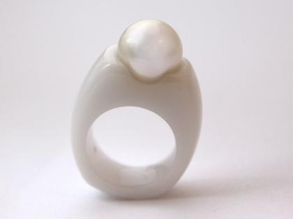Monika Seitter Marbles Ring Südseeperle – Ringe Ring mit Besatz aus Kunststoff.