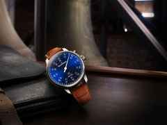 MeisterSinger Bell Hora Edelstahl blaues Zifferblatt braunes Lederband – Herrenuhren Uhr ohne Datum aus Edelstahl. Das Gehäuse ist rund und silber. Das Lederarmband ist braun. Das Zifferblatt ist arabisch und blau. – Ansicht 2