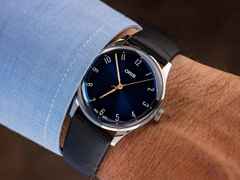 Oris Artelier James Morrison Acadamy of Music Limited Edition – Herrenuhren Uhr ohne Datum aus Edelstahl. Das Gehäuse ist rund und silber. Das Lederarmband ist schwarz. Das Zifferblatt ist ein Index in blau. – Ansicht 4