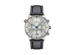 Sinn Spezialuhren 6099 Frankfurter Finanzplatzuhr Automatik Edelstahl 41,5mm silberfarbenes Zifferblatt Metallband limitiert – Herrenuhren Chronograph aus Edelstahl. Das Gehäuse ist rund und silber. Das Edelstahlarmband ist silber. Das Zifferblatt ist ein Index in silber. – Ansicht 2