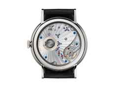 Nomos Glashütte Lambda 42 Handaufzug Weißgold 42mm weißes Zifferblatt schwarzes Lederband – Herrenuhren Uhr ohne Datum aus 750 Weißgold und Leder. Das Gehäuse ist rund und silber. Das Lederarmband ist schwarz. Das Zifferblatt ist ein Index in weiß. – Ansicht 3