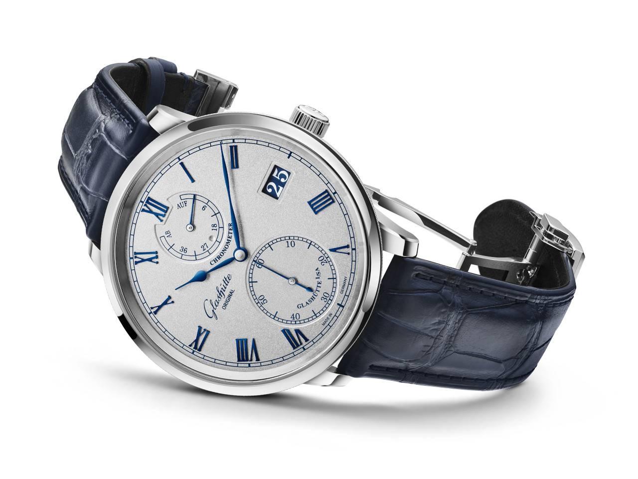 Glashütte Original Senator Chronometer Handaufzug Weißgold 42mm silbernes Zifferblatt blaues Lederband – Herrenuhren Uhr mit Datum aus 750 Weißgold und Leder. Das Gehäuse ist rund und silber. Das Lederarmband Kroko / Alligator ist blau. Das Zifferblatt ist römisch und silber. – Ansicht 3
