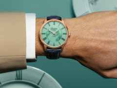 Glashütte Original Senator Meissen Mystic Maison Celadon Green Automatik Roségold 40mm grünes Porzellan-Zifferblatt blaues Lederband limitiert – Herrenuhren Uhr ohne Datum aus 750 Rotgold und Leder. Das Gehäuse ist rund und roségold. Das Lederarmband Kroko / Alligator ist blau. Das Zifferblatt ist römisch und grün. – Ansicht 3
