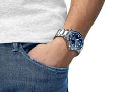 Tissot Seastar 1000  Powermatic 80 dunkelblau – Herrenuhren Uhr mit Datum aus Edelstahl und Keramik. Das Gehäuse ist rund und silber. Das Edelstahlarmband ist silber. Das Zifferblatt ist ein Index in blau. – Ansicht 3