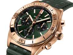 Breitling Chronomat B01 42 Automatik Rotgold grünes Zifferblatt grünes Kautschukband – Herrenuhren Chronograph aus 750 Rotgold und Kautschuk. Das Gehäuse ist rund und rotgold. Das Kautschuk / Kunststoff / Silikon Armband ist grün. Das Zifferblatt ist ein Index in grün. – Ansicht 2
