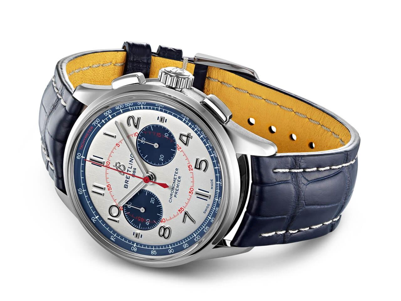 Breitling Premier B01 Chronograph 42 Bentley Mulliner Limited Edition Automatik Edelstahl weißes Zifferblatt blaues Lederband – Herrenuhren Chronograph aus Edelstahl. Das Gehäuse ist rund und silber. Das Lederarmband Kroko / Alligator ist blau. Das Zifferblatt ist ein Index in silber. – Ansicht 2