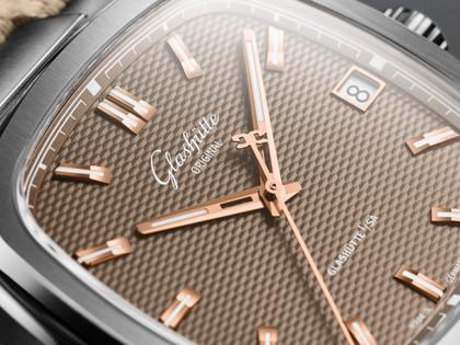 Glashütte Original Seventies Vintage Kollektion Tweed Amp Automatik Edelstahl 39x39mm beiges Zifferblatt beiges Kautschukband – Herrenuhren Uhr mit Datum aus 750 Rotgold, Edelstahl und Kautschuk. Das Gehäuse ist quadratisch und silber. Das Kautschuk / Kunststoff / Silikon Armband ist beige. Das Zifferblatt ist ein Index in beige. – Ansicht 2