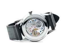 Nomos Glashütte Orion 38 Handaufzug Edelstahl 38mm weißes Zifferblatt schwarzes Zifferblatt Glasboden – Herrenuhren Uhr ohne Datum aus Edelstahl. Das Gehäuse ist rund und silber. Das Lederarmband ist schwarz. Das Zifferblatt ist ein Index in weiß. – Ansicht 4