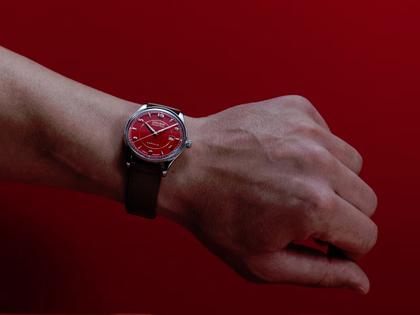 Union Glashütte Noramis Datum Automatik Edelstahl 40mm rotes Zifferblatt braunes Lederband – Herrenuhren Uhr mit Datum aus Edelstahl. Das Gehäuse ist rund und silber. Das Lederarmband ist braun. Das Zifferblatt ist ein Index in rot. – Ansicht 2