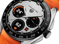 TAG Heuer Connected Calibre E5 Smartwatch Edelstahl 45mm digitales Zifferblatt orangefarbenes Kautschukband – Herrenuhren Uhr Multifunktion aus Edelstahl und Keramik. Das Gehäuse ist rund und silber. Das Kautschuk / Kunststoff / Silikon Armband ist orange. Der Zifferblatt ist digital. – Ansicht 5