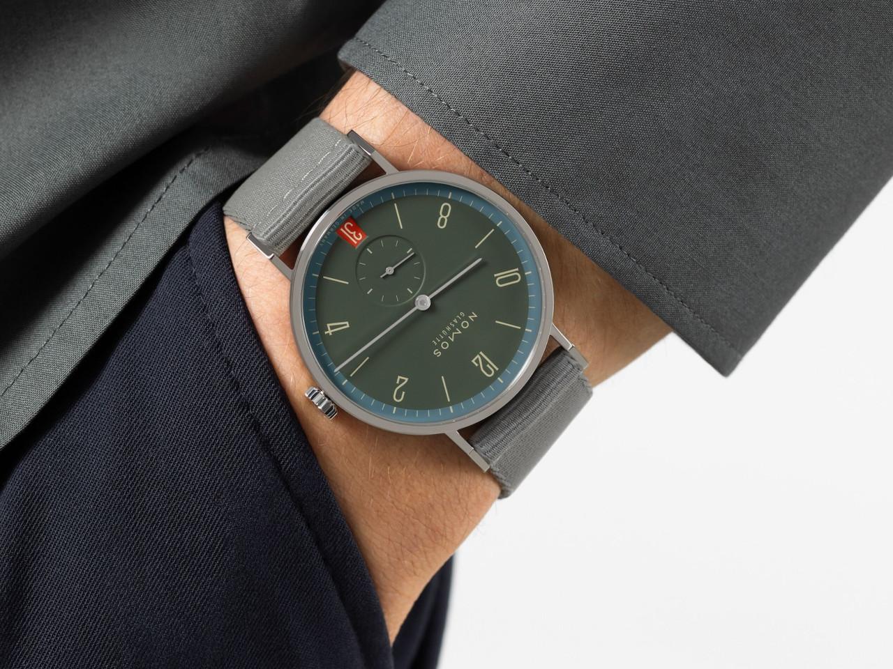 Nomos Glashütte Tangente 38 Datum "175 Years Watchmaking - Lakritze" Handaufzug Edelstahl graues Zifferblatt graues Textilband Glasboden – Herrenuhren Uhr mit Datum aus Edelstahl. Das Gehäuse ist rund und silber. Das Textilarmband ist grau. Das Zifferblatt ist arabisch Index und grau. – Ansicht 7