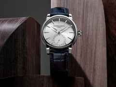 Frederique Constant Classic Date Manufacture Automatik Edelstahl 40mm weißes Zifferblatt schwarzes Lederband – Herrenuhren Uhr mit Datum aus Edelstahl und Leder. Das Gehäuse ist rund und silber. Das Lederarmband Kroko / Alligator ist schwarz. Das Zifferblatt ist ein Index in weiß. – Ansicht 4