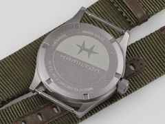Hamilton Khaki Field Quartz Edelstahl 38mm schwarzes Zifferblatt grünes NATO-Textilband – Herrenuhren Uhr ohne Datum aus Edelstahl. Das Gehäuse ist rund und grau. Das Textilarmband ist grün. Das Zifferblatt ist ein Index in schwarz. – Ansicht 3