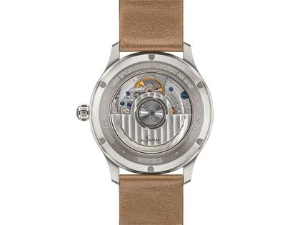 Sinn Spezialuhren 1739 St I 4N Automatik Edelstahl 39mm silbernes Zifferblatt schwarzes Lederband – Herrenuhren Uhr ohne Datum aus Edelstahl. Das Gehäuse ist rund und silber. Das Lederarmband ist schwarz. Das Zifferblatt ist ein Index in silber. – Ansicht 2