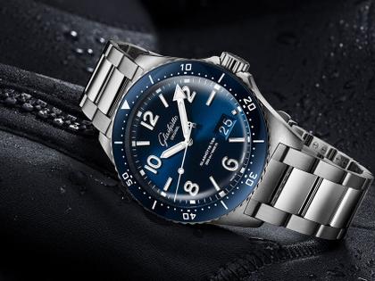 Glashütte Original SeaQ Panoramadatum Automatik Edelstahl 43mm blaues Zifferblatt Metallband – Herrenuhren Uhr mit Datum aus Edelstahl und Keramik. Das Gehäuse ist rund und silber. Das Edelstahlarmband ist silber. Das Zifferblatt ist arabisch Index und blau. – Ansicht 3