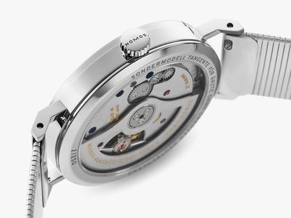 Nomos Glashütte Tangente 35 neomatik Ärzte ohne Grenzen Automatik Edelstahl 35mm weißes Zifferblatt Metallband – Damenuhren Uhr ohne Datum aus Edelstahl. Das Gehäuse ist rund und silber. Das Edelstahlarmband ist schwarz. Das Zifferblatt ist arabisch Index und silber. – Ansicht 3