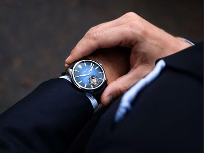 H. Moser & Cie. Pioneer Tourbillon Fumé Mitternachtsblau Limited Edition Automatik Edelstahl 42,8mm blaues Zifferblatt schwarzes Lederband – Herrenuhren Uhr ohne Datum aus Edelstahl. Das Gehäuse ist rund und silber. Das Lederarmband Kroko / Alligator ist schwarz. Das Zifferblatt ist ein Index in blau. – Ansicht 4