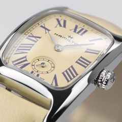 Hamilton American Classic Boulton Small Second M Quarz Edelstahl beigefarbenes Zifferblatt beigefarbenes Lederband – Herrenuhren Uhr ohne Datum aus Edelstahl und Leder. Das Gehäuse ist rechteckig und silber. Das Lederarmband ist beige. Das Zifferblatt ist römisch und beige. – Ansicht 4