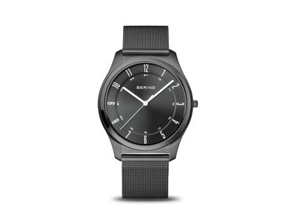Bering Ultra Slim Quarz Edelstahl 40mm schwarzes Zifferblatt schwarzes Metallband – Herrenuhren Uhr ohne Datum aus Edelstahl. Das Gehäuse ist rund und schwarz. Das Edelstahlarmband ist schwarz. Das Zifferblatt ist arabisch und schwarz.