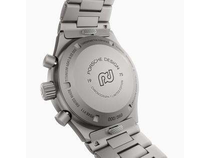 Porsche Design Chronograph 1 - 1975 Limited Edition – Herrenuhren Chronograph aus Titan. Das Gehäuse ist rund und silber. Das Textilarmband ist weiß. Das Zifferblatt ist ein Index in schwarz. – Ansicht 5