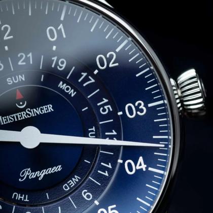 MeisterSinger Pangaea Day Date, 40mm Automatik blau – Herrenuhren Uhr mit Datum aus Edelstahl. Das Armband ist ein Lederarmband. Der Zifferblatt ist arabisch. – Ansicht 3
