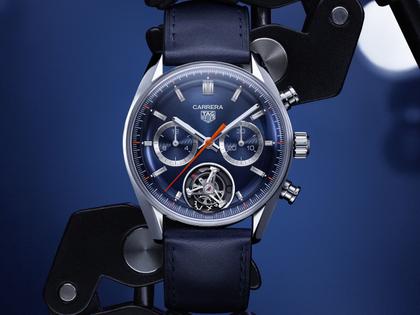 TAG Heuer Carrera Chronograph Tourbillon Automatik Edelstahl 42mm blaues Zifferblatt blaues Lederband – Herrenuhren Chronograph aus Edelstahl und Leder. Das Gehäuse ist rund und silber. Das Lederarmband ist blau. Das Zifferblatt ist ein Index in blau. – Ansicht 5
