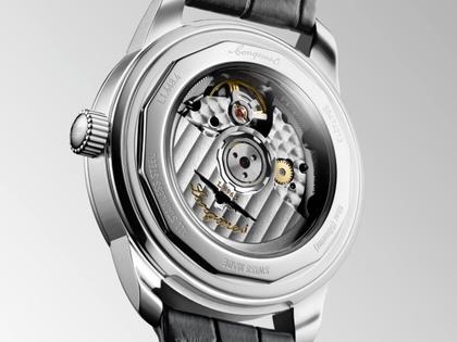 Longines Conquest Heritage Central Power Reserve Automatik Edelstahl 38mm anthrazitfarbenes Zifferblatt schwarzes Lederband – Herrenuhren Uhr mit Datum aus Edelstahl und Leder. Das Gehäuse ist rund und silber. Das Lederarmband Kroko / Alligator ist schwarz. Das Zifferblatt ist ein Index in anthrazit. – Ansicht 5