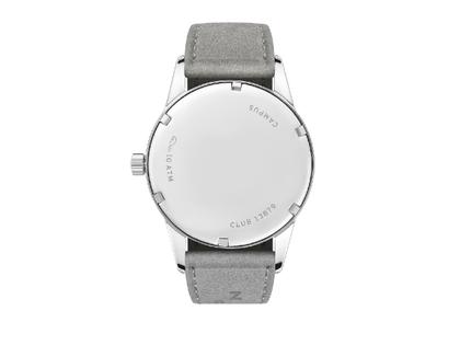 Nomos Glashütte Club Campus 38 Nonstop Red Handaufzug Edelstahl rotes Zifferblatt graues Lederband Stahlboden – Herrenuhren Uhr ohne Datum aus Edelstahl und Leder. Das Gehäuse ist rund und silber. Das Lederarmband ist grau. Das Zifferblatt ist arabisch römisch und rot. – Ansicht 2