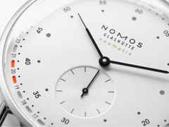 Nomos Glashütte Metro neomatik 41 Update Automatik Edelstahl 41mm weißes Zifferblatt graues Textilband – Herrenuhren Uhr mit Datum aus Edelstahl. Das Gehäuse ist rund und silber. Das Textilarmband ist schwarz. Das Zifferblatt ist arabisch Index und blau. – Ansicht 5