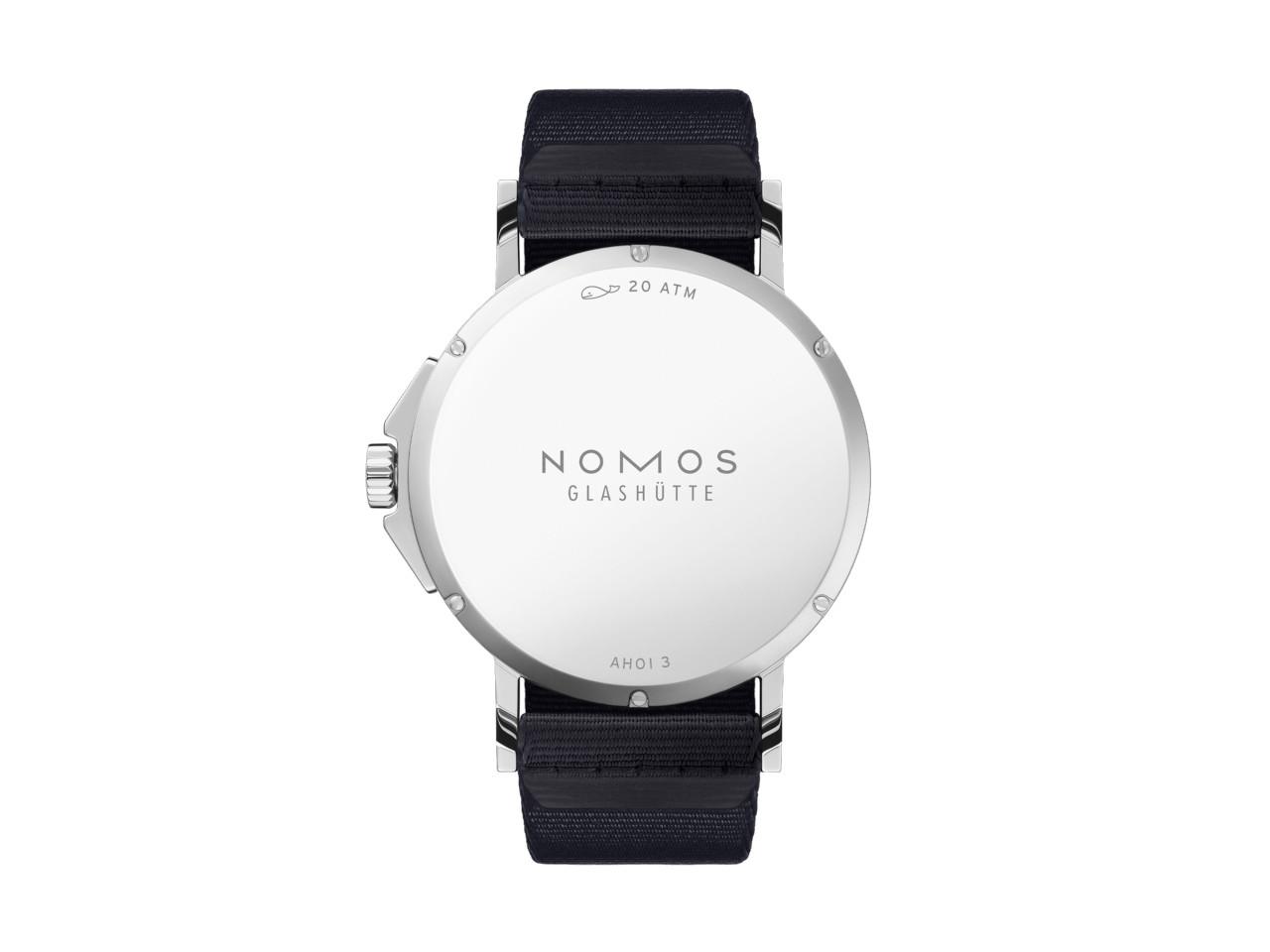 Nomos Glashütte Ahoi neomatik 38 Datum Atlantik Automatik Edelstahl dunkelblaues Zifferblatt dunkelblaues Textilband Stahlboden – Herrenuhren Uhr mit Datum aus Edelstahl. Das Gehäuse ist rund und silber. Das Textilarmband ist blau. Das Zifferblatt ist arabisch Index und blau. – Ansicht 2
