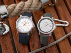Mühle Glashütte 29er Big Silbergrau Automatik Edelstahl 42,4mm graues Zifferblatt graues Canvasband – Herrenuhren Uhr mit Datum aus Edelstahl und Leder. Das Gehäuse ist rund und silber. Das Textilarmband ist grau. Das Zifferblatt ist ein Index in silber. – Ansicht 3