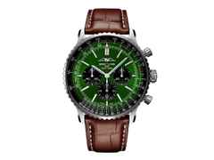 Breitling Navitimer B01 Chronograph 46 Edelstahl grünes Zifferblatt braunes Lederband – Herrenuhren Chronograph aus Edelstahl. Das Gehäuse ist rund und silber. Das Lederarmband Kroko / Alligator ist silber. Das Zifferblatt ist ein Index in grün.