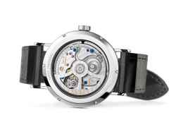 Nomos Glashütte Tangomat Automatik Edelstahl 38mm weißes Zifferblatt schwarzes Lederband Glasboden – Herrenuhren Uhr ohne Datum aus Edelstahl und Leder. Das Gehäuse ist rund und silber. Das Lederarmband ist schwarz. Das Zifferblatt ist arabisch Index und weiß. – Ansicht 5