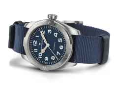 Hamilton Khaki Field Expedition Automatik Edelstahl 41mm blaues Zifferblatt blaues Textilband – Herrenuhren Uhr ohne Datum aus Edelstahl. Das Gehäuse ist rund und silber. Das Textilarmband ist blau. Das Zifferblatt ist ein Index in blau. – Ansicht 2