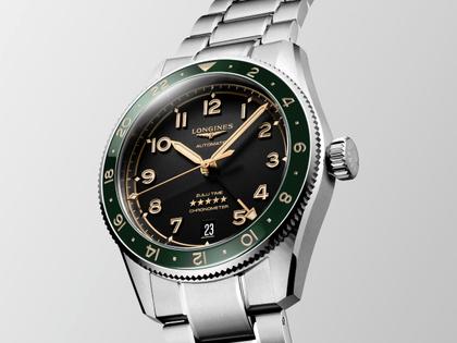 Longines Spirit Zulu Time Automatik Edelstahl 39mm schwarzes Zifferblatt Metallband – Herrenuhren Uhr mit Datum aus Edelstahl und Keramik. Das Gehäuse ist rund und silber. Das Edelstahlarmband ist silber. Das Zifferblatt ist arabisch Index und schwarz. – Ansicht 2