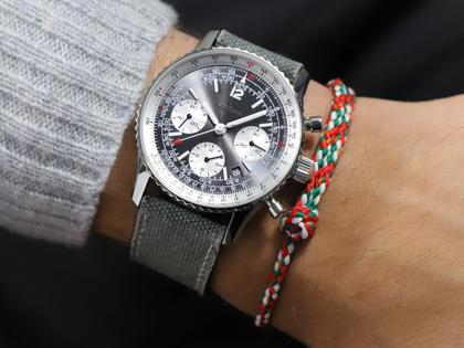 Sinn Spezialuhren 903 St II A Navigationschronograph Automatik Edelstahl 41mm graues Zifferblatt schwarzes Textilband – Herrenuhren Chronograph aus Edelstahl. Das Gehäuse ist rund und silber. Das Textilarmband ist schwarz. Das Zifferblatt ist arabisch Index und grau. – Ansicht 9