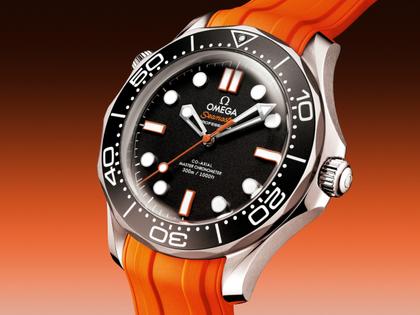 Omega Seamaster Diver 300M Automatik Edelstahl 42mm schwarzes Zifferblatt orangefarbenes Kautschukband – Herrenuhren Uhr ohne Datum aus Aluminium, Edelstahl und Kautschuk. Das Gehäuse ist rund und silber. Das Kautschuk / Kunststoff / Silikon Armband ist orange. Das Zifferblatt ist ein Index in schwarz. – Ansicht 3