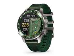 Garmin MARQ Golfer Gen 3 Titan 47mm digitales Display grünes Textilband – Herrenuhren Uhr Multifunktion aus Kautschuk, Keramik und Titan. Das Gehäuse ist rund und grau. Das Textilarmband ist grün. Der Zifferblatt ist digital. – Ansicht 2