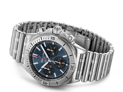 Breitling Chronomat B01 42 Automatik Edelstahl blaues Zifferblatt Metallband – Herrenuhren Chronograph aus Edelstahl. Das Gehäuse ist rund und silber. Das Edelstahlarmband ist silber. Das Zifferblatt ist ein Index in roségold. – Ansicht 3