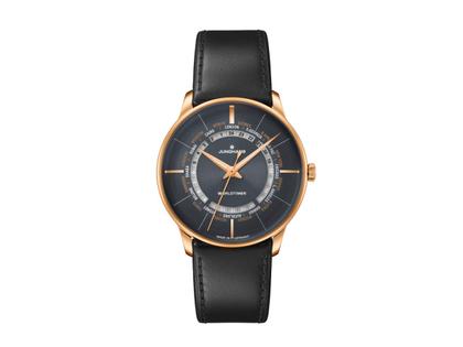 Junghans Meister Worldtimer Automatik Edelstahl Roségold-PVD 40mm schwarzes Zifferblatt schwarzes Lederband – Herrenuhren Uhr ohne Datum aus Edelstahl, Leder und PVD beschichtet. Das Gehäuse ist rund und roségold. Das Lederarmband ist schwarz. Das Zifferblatt ist ein Index in anthrazit.