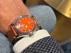 Oris Big Crown Pointer Date X Cervo Volante Automatik Edelstahl 40mm orangefarbenes Zifferblatt braunes Lederband – Herrenuhren Uhr mit Datum aus Edelstahl und Leder. Das Gehäuse ist rund und silber. Das Lederarmband ist braun. Das Zifferblatt ist arabisch und orange. – Ansicht 6