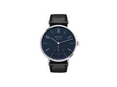 Nomos Glashütte Tangente 39 neomatik Nachtblau Automatik Edelstahl 39mm blaues Zifferblatt schwarzes Lederband – Herrenuhren Uhr ohne Datum aus Edelstahl. Das Gehäuse ist rund und silber. Das Lederarmband ist schwarz. Das Zifferblatt ist arabisch Index und blau.