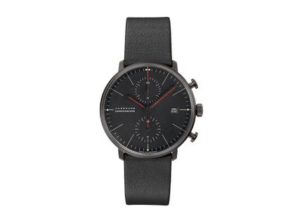 Junghans Max Bill Chronoscope Bauhaus Automatik Edelstahl Schwarz-PVD 40mm schwarzes Zifferblatt schwarzes Lederband – Herrenuhren Chronograph aus Edelstahl, Leder und PVD beschichtet. Das Gehäuse ist rund und schwarz. Das Lederarmband ist schwarz. Das Zifferblatt ist ein Index in schwarz.